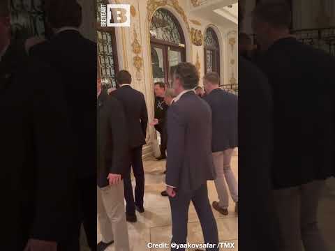 Read more about the article Trump Spreads Holiday Cheer at Mar-a-Lago, Fans Go Wild!