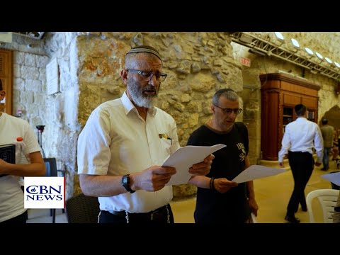 Read more about the article Gratitude at the Western Wall: A Heartfelt Thanksgiving Moment!