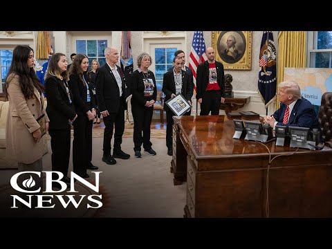 You are currently viewing Trump Declares Hostages “Sent by God” During Oval Office Welcome