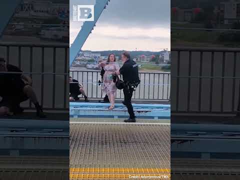 You are currently viewing Violent Showdown: Anti-ICE Protest Erupts in Bridge Brawl!